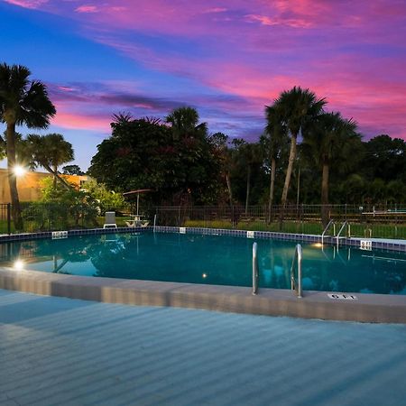 Hometowne Studios By Red Roof Vero Beach - I-95 Εξωτερικό φωτογραφία