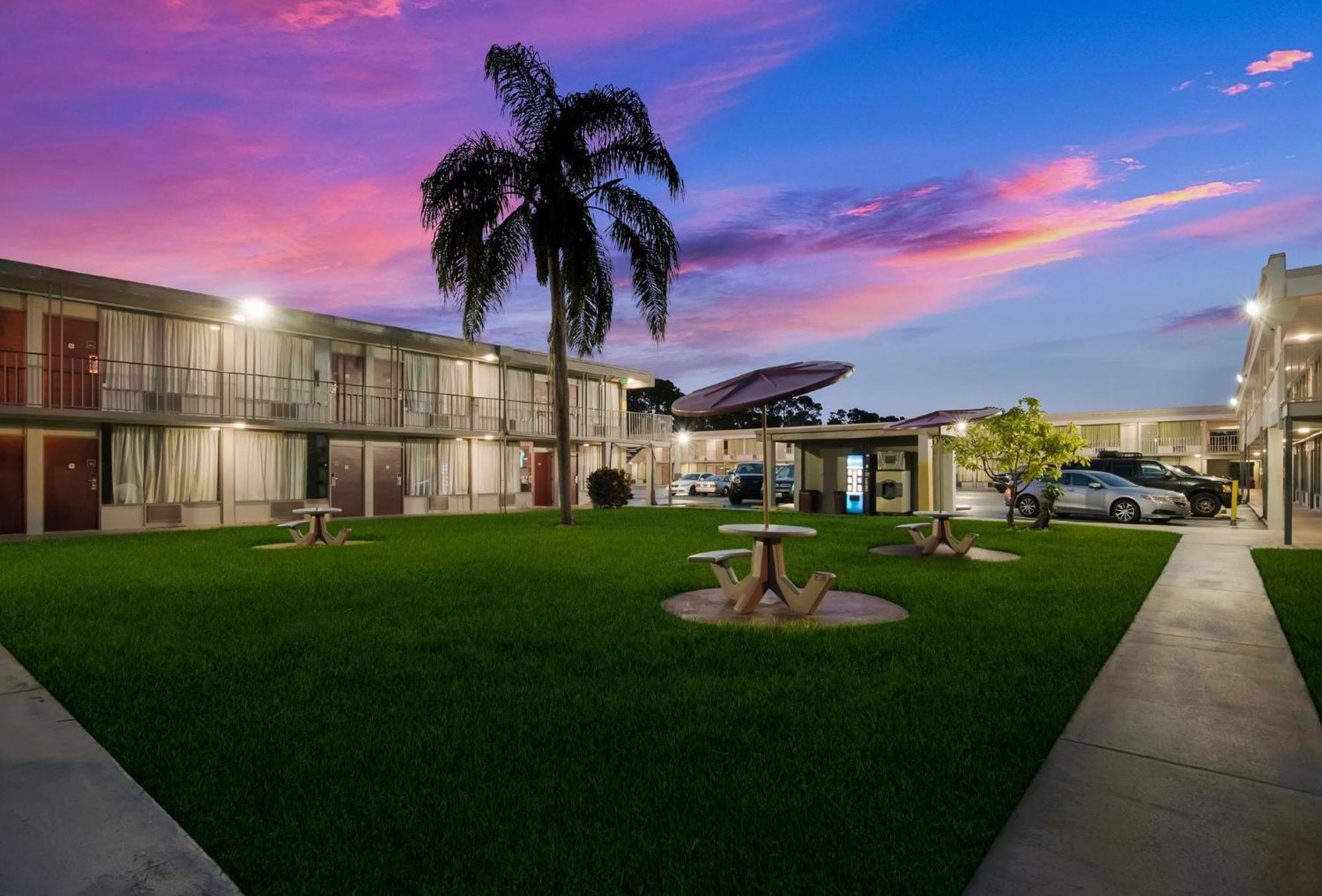 Hometowne Studios By Red Roof Vero Beach - I-95 Εξωτερικό φωτογραφία