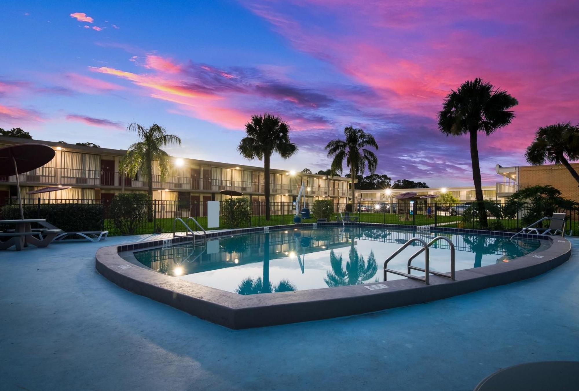 Hometowne Studios By Red Roof Vero Beach - I-95 Εξωτερικό φωτογραφία