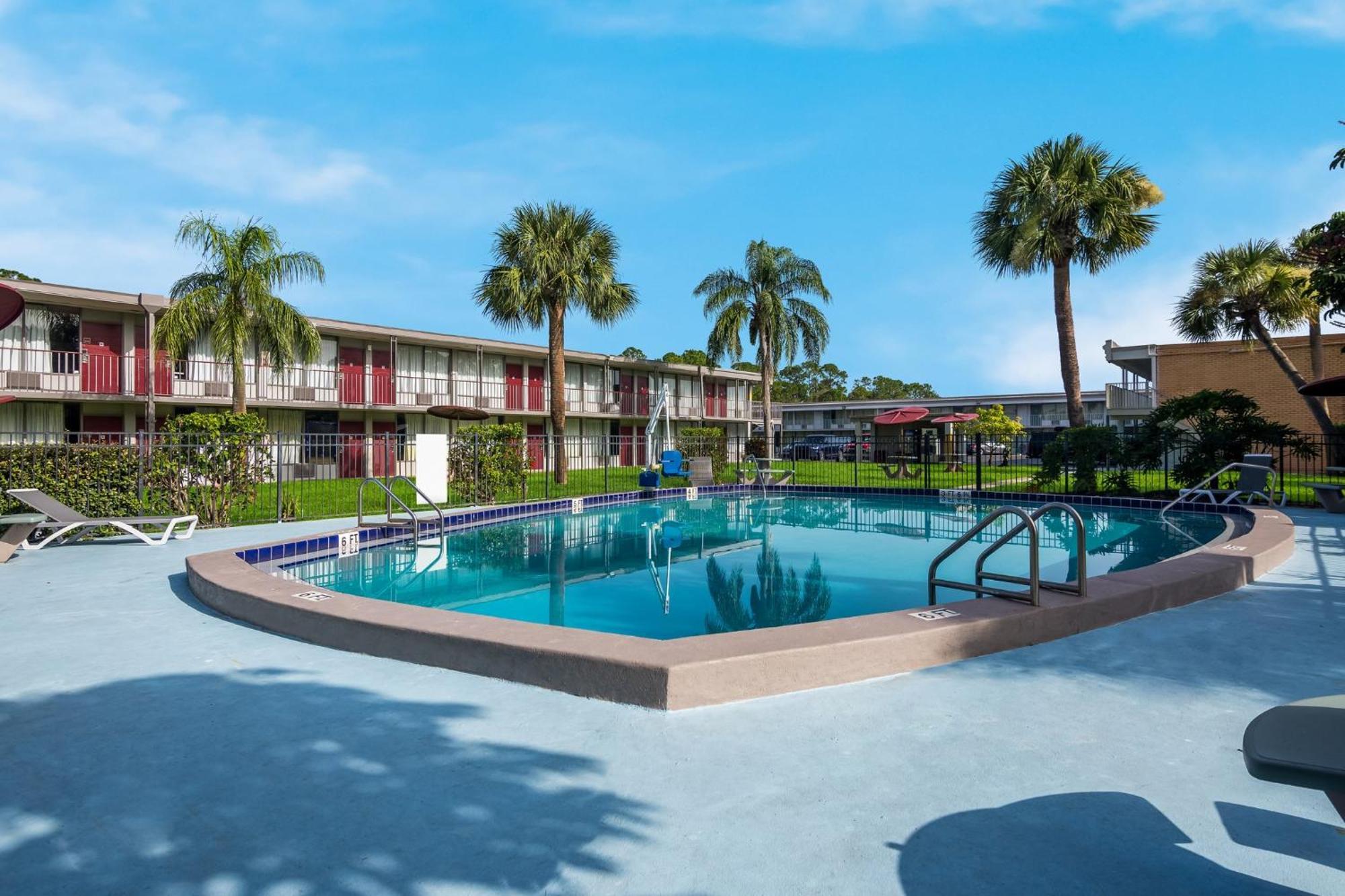 Hometowne Studios By Red Roof Vero Beach - I-95 Εξωτερικό φωτογραφία