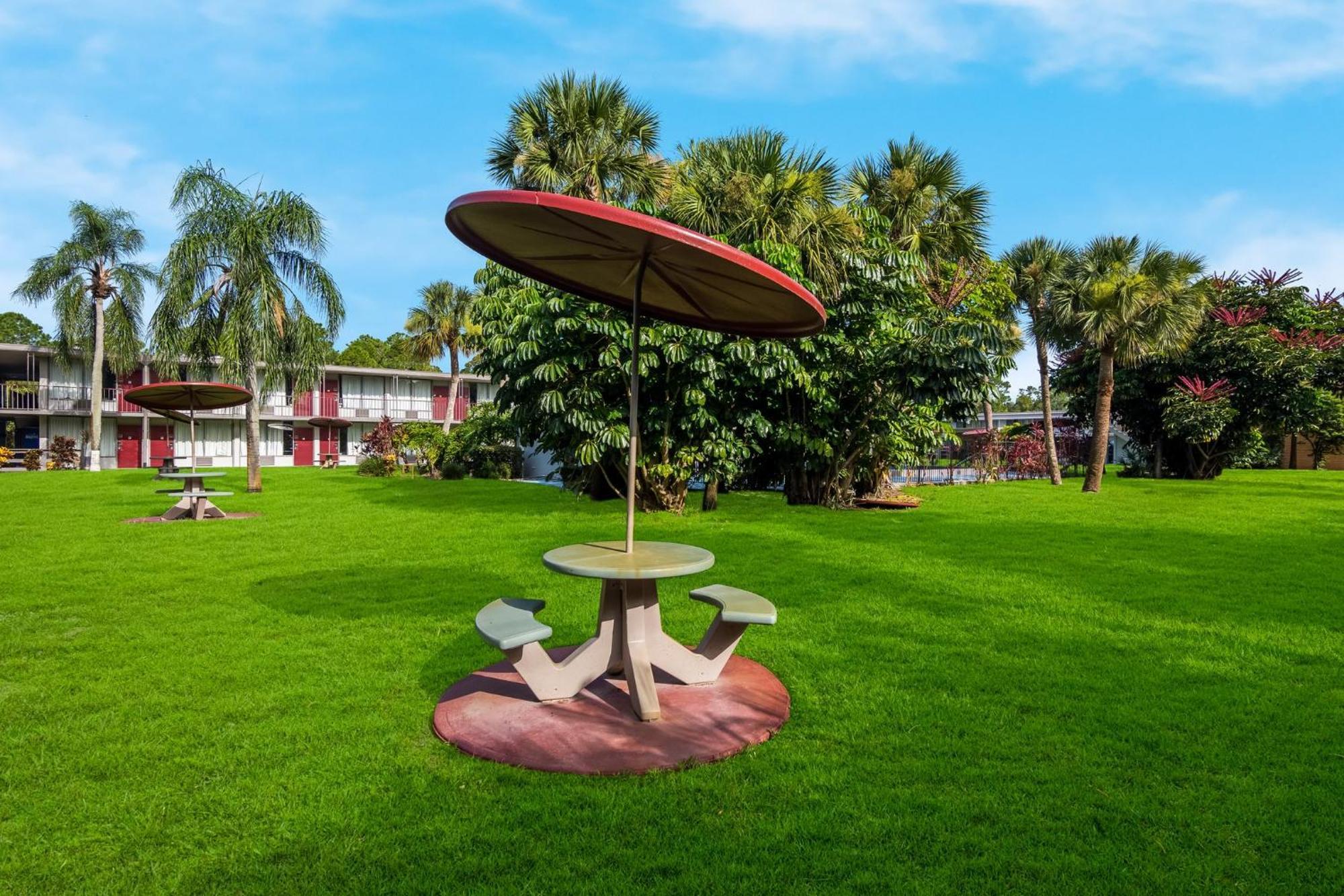 Hometowne Studios By Red Roof Vero Beach - I-95 Εξωτερικό φωτογραφία