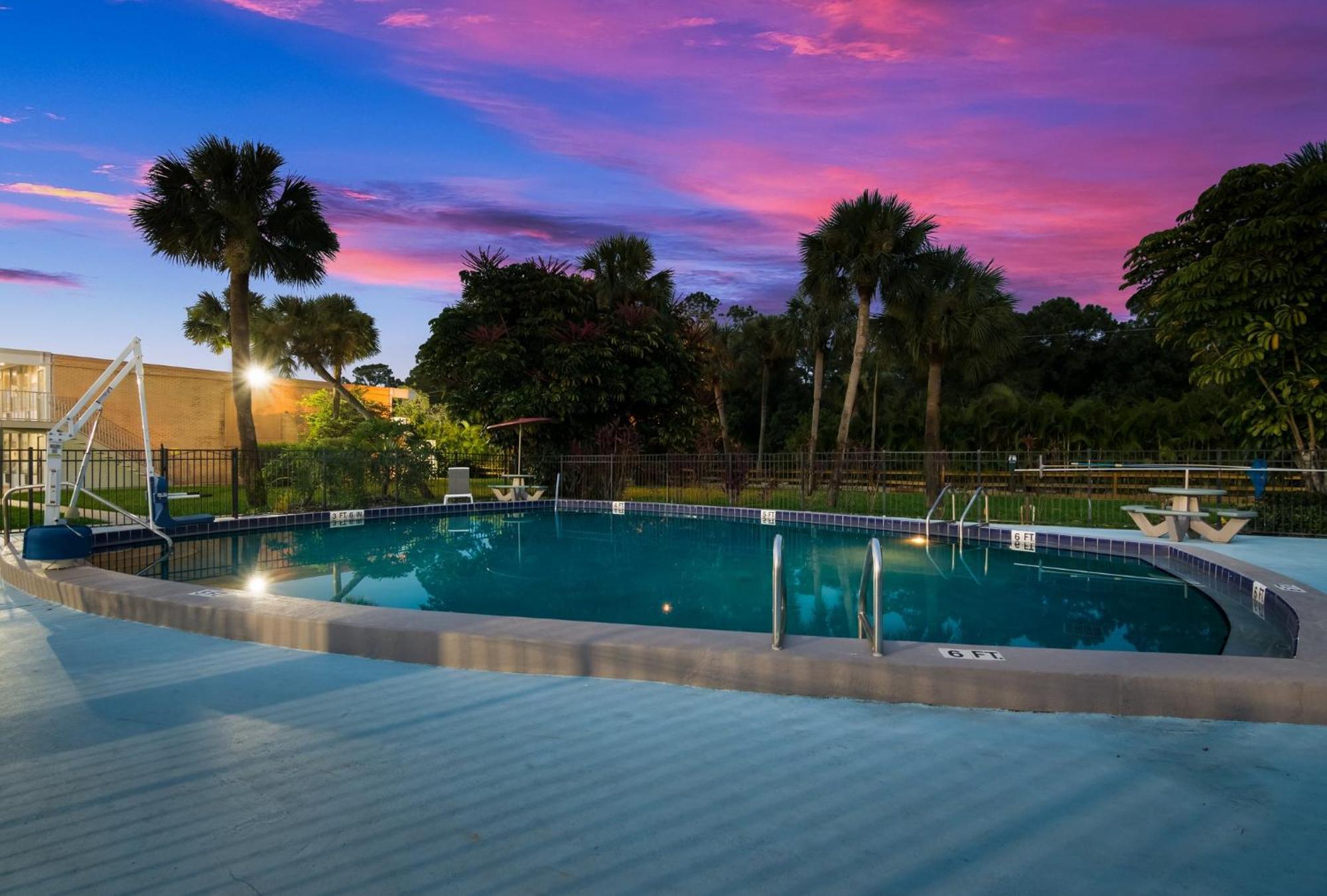 Hometowne Studios By Red Roof Vero Beach - I-95 Εξωτερικό φωτογραφία