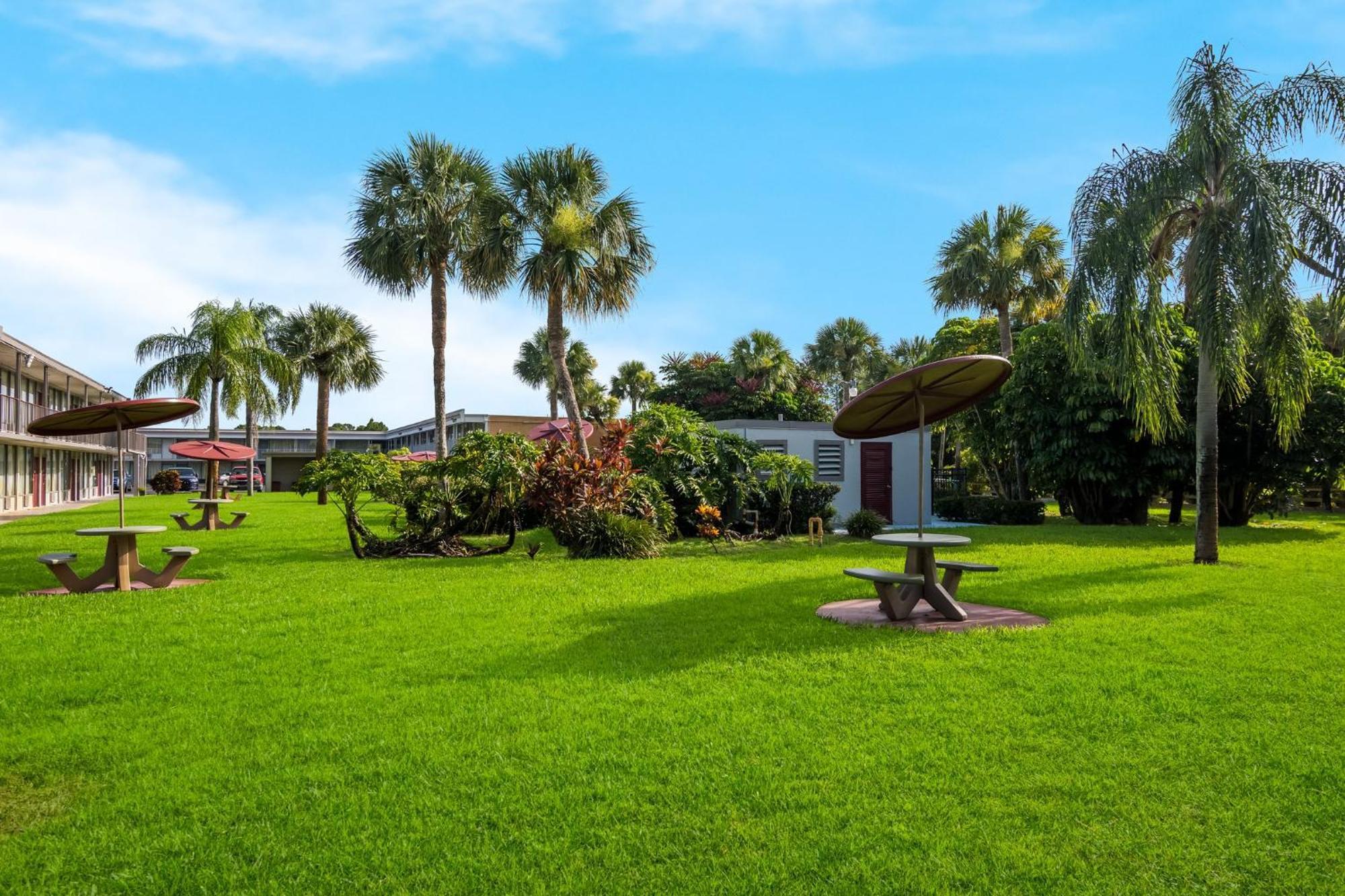 Hometowne Studios By Red Roof Vero Beach - I-95 Εξωτερικό φωτογραφία