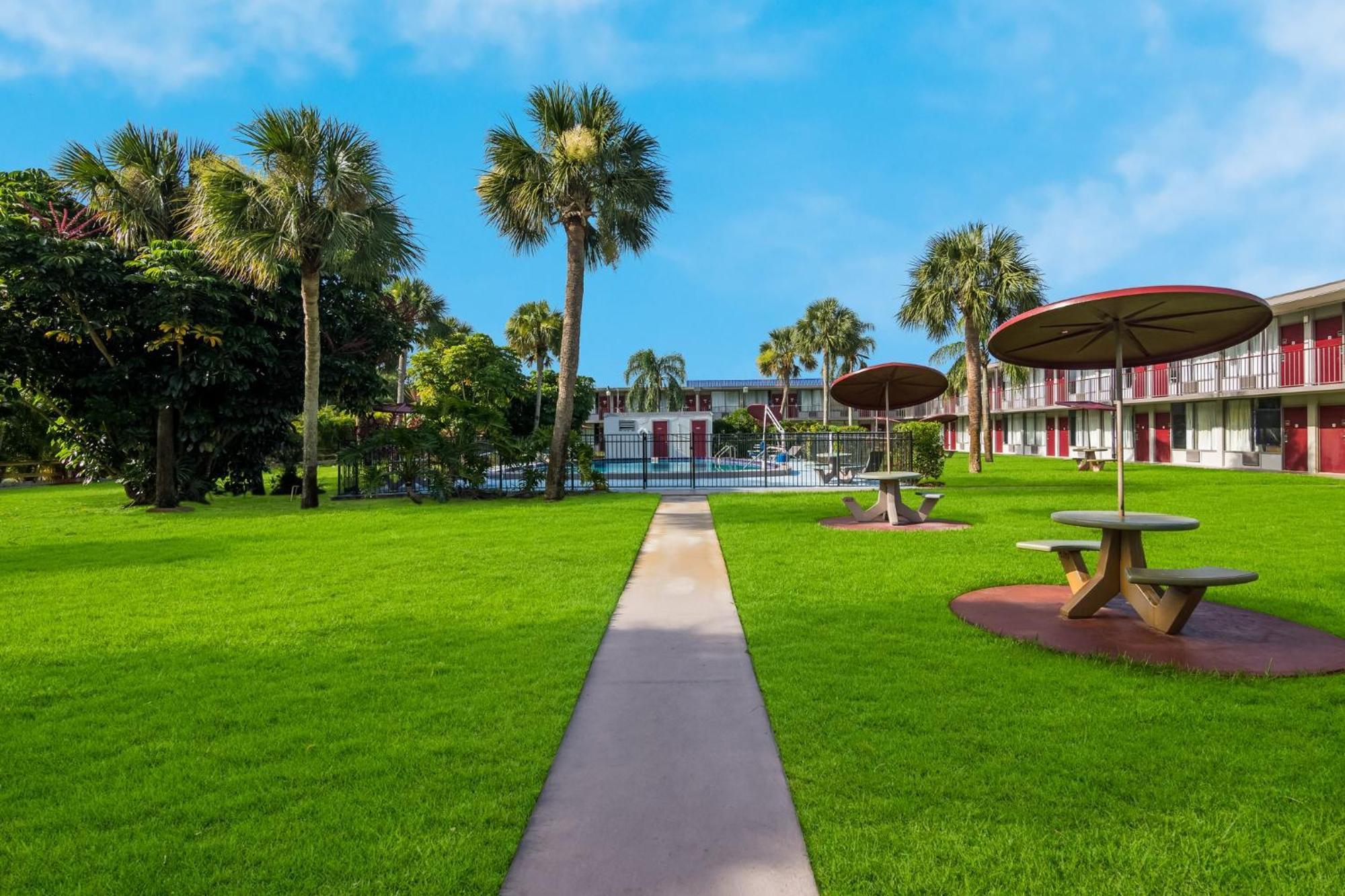 Hometowne Studios By Red Roof Vero Beach - I-95 Εξωτερικό φωτογραφία